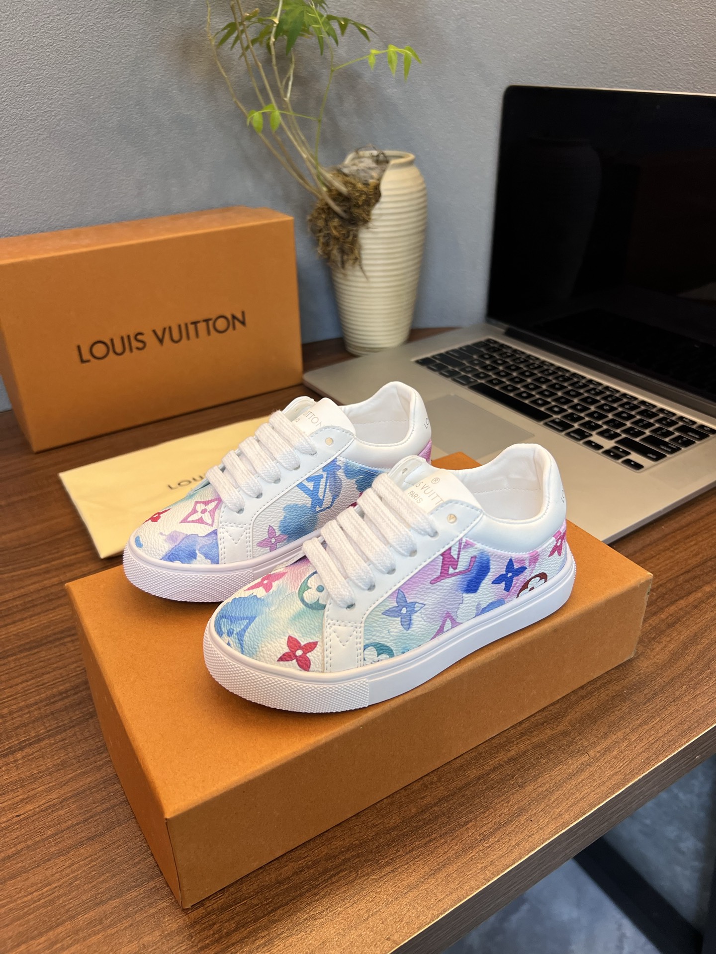 Children's shoes child